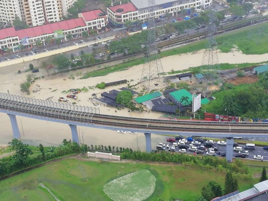 Kota Damansara大水灾!水淹到车身一半交通瘫痪! | 88razzi