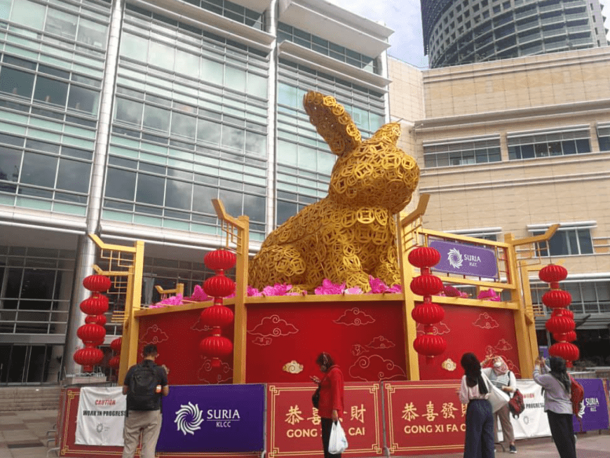 【傻傻分不清楚!】KLCC金兔像皮卡丘!网友:今年比去年好很多! | 88razzi